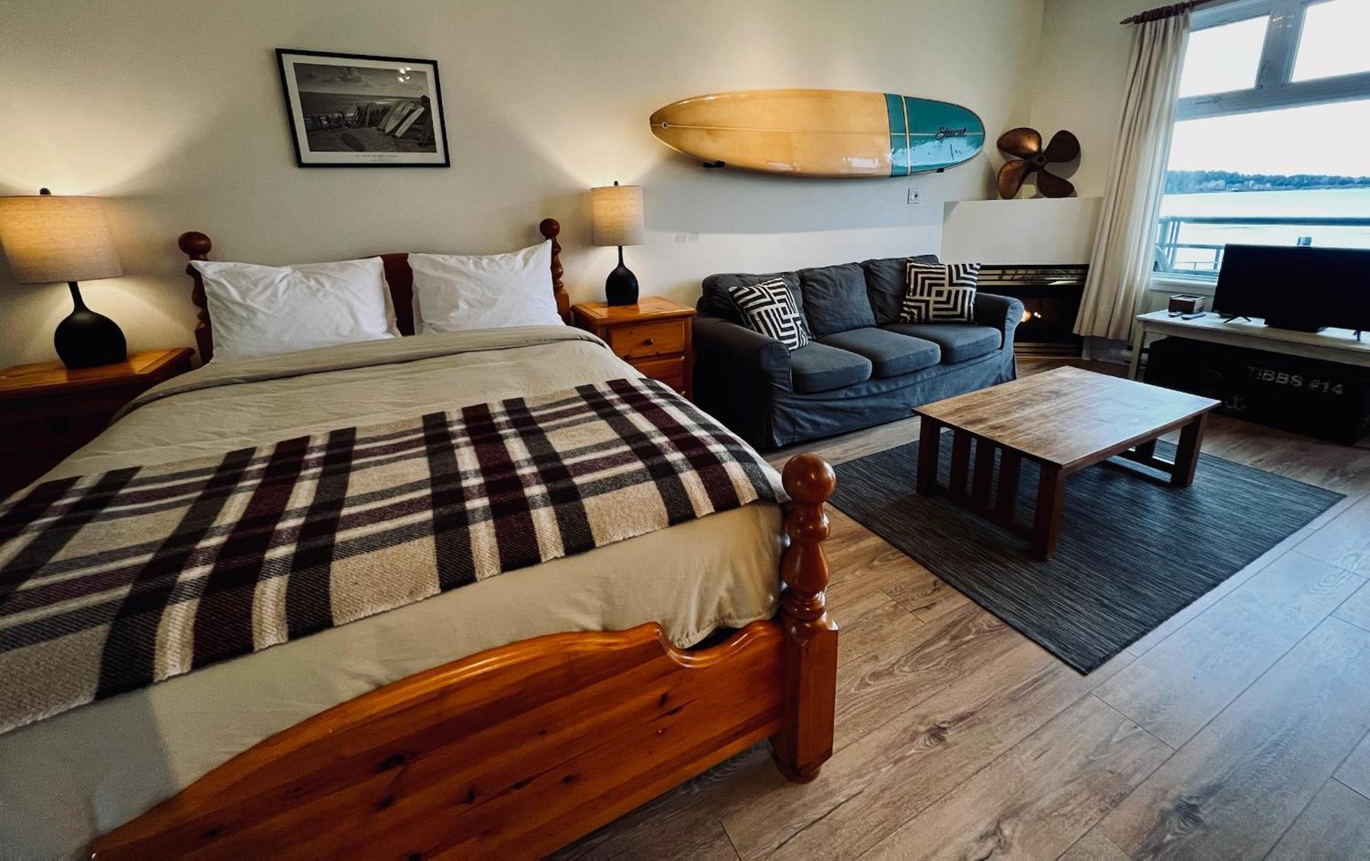 Island Village Properties At Fred Tibbs Tofino Room photo