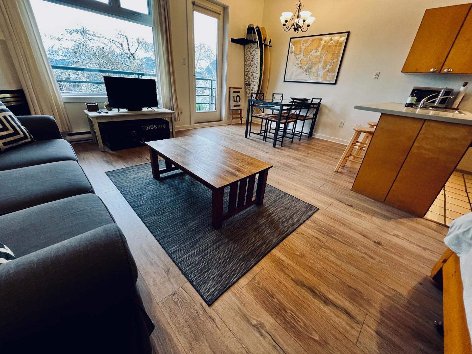 Island Village Properties At Fred Tibbs Tofino Room photo