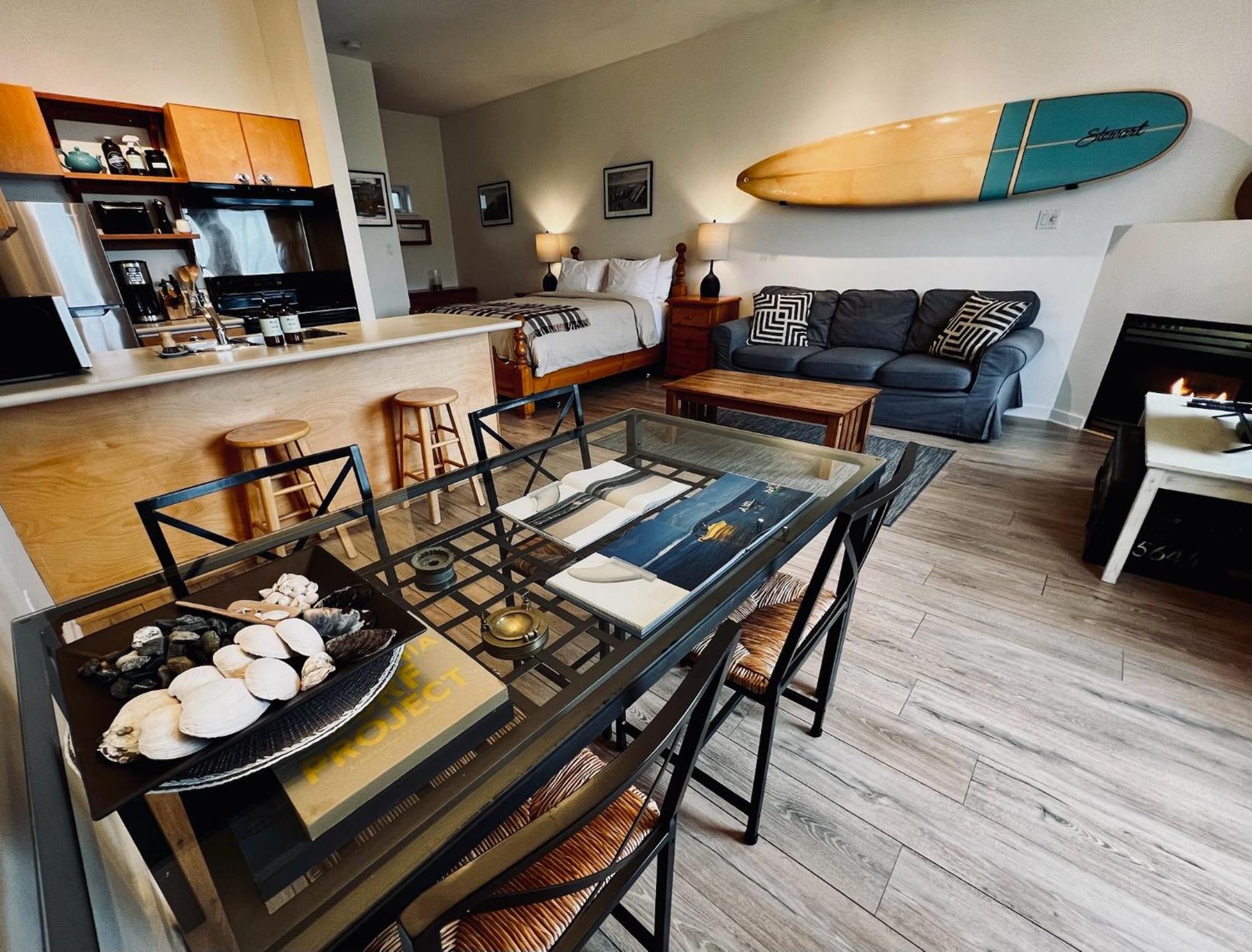 Island Village Properties At Fred Tibbs Tofino Room photo